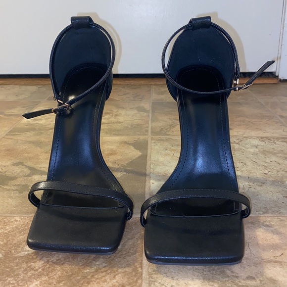 Black heels - Picture 2 of 2